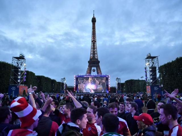 England supporters cheer as they watch the Euro 2016 group B football match between Slovakia and England. (AFP Photo) 