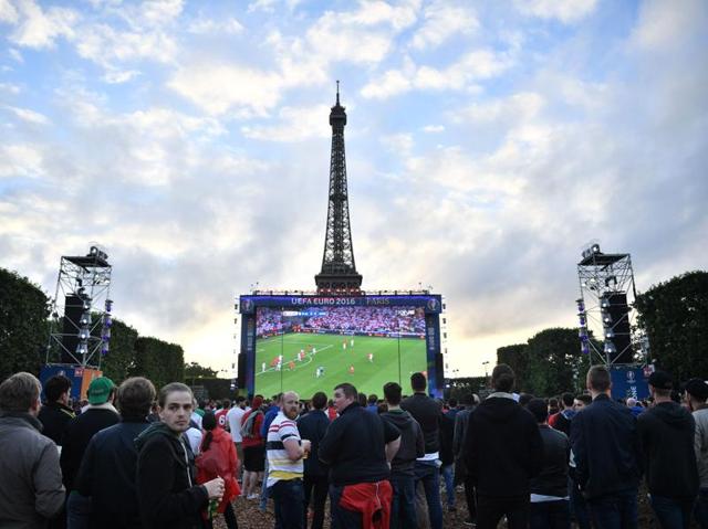 Supporters watch the Euro 2016 group B football match between Slovakia and England at Paris' fan zone near the Eiffel tower on Champs de Mars in Paris. (AFP Photo) 