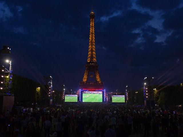 England's supporters watch a giant screen the Euro 2016 football match between England and Russia. (AFP Photo) 