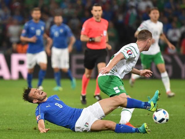 Italy's midfielder Alessandro Florenzi (L) and Ireland's midfielder James McCarthy vie for the ball. (AFP photo) Italy's midfielder Alessandro Florenzi (L) and Ireland's midfielder James McCarthy vie for the ball. (AFP photo)