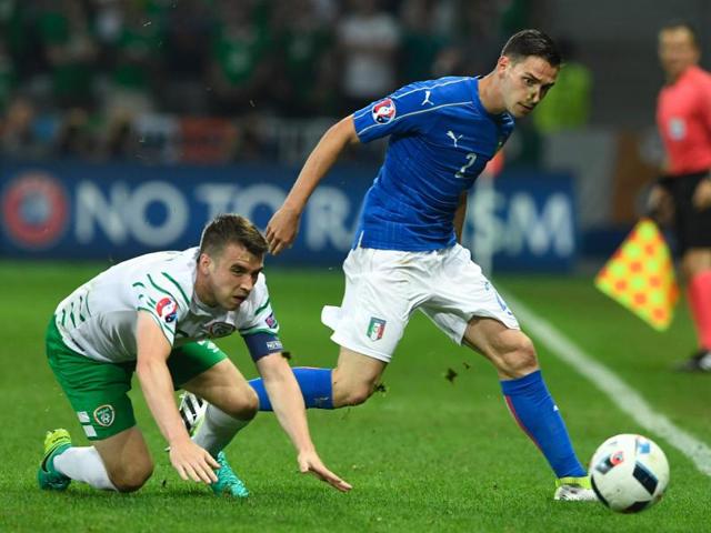 Ireland's defender Seamus Coleman (L) and Italy's defender Mattia De Sciglio vie for the ball. (AFP phot) Ireland's defender Seamus Coleman (L) and Italy's defender Mattia De Sciglio vie for the ball. (AFP phot)
