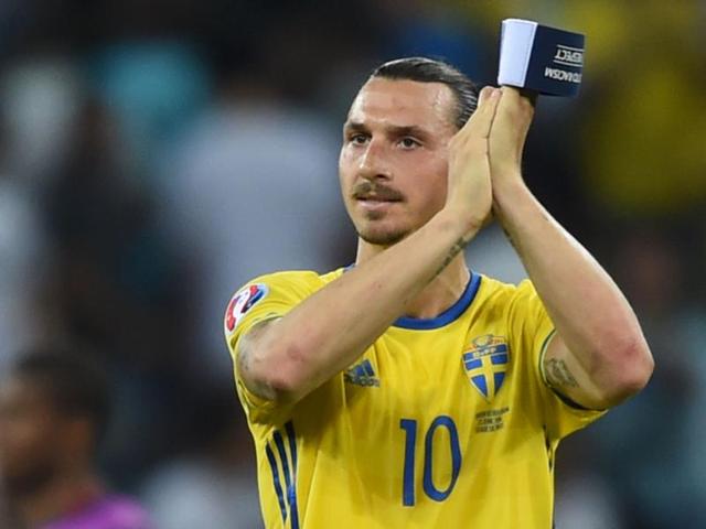 Sweden's forward Zlatan Ibrahimovic acknowledges the crowd. (AFP photo) Sweden's forward Zlatan Ibrahimovic acknowledges the crowd. (AFP photo)