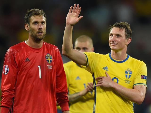 Sweden's goalkeeper Andreas Isaksson looks on as Sweden's midfielder Kim Kallstrom acknowledges the crowds. (AFP photo) Sweden's goalkeeper Andreas Isaksson looks on as Sweden's midfielder Kim Kallstrom acknowledges the crowds. (AFP photo)