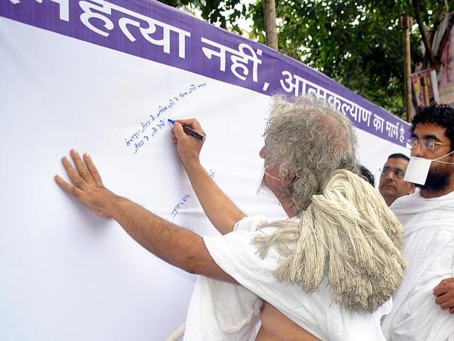 Kolkata: People with a placard during an anti-suicide campaign. Suicide is the biggest killer of 15- to 24-year-olds in India, followed by road traffic accidents, shows data. (Subhendu Ghosh/HT Photo) Kolkata: People with a placard during an anti-suicide campaign. Suicide is the biggest killer of 15- to 24-year-olds in India, followed by road traffic accidents, shows data. (Subhendu Ghosh/HT Photo)