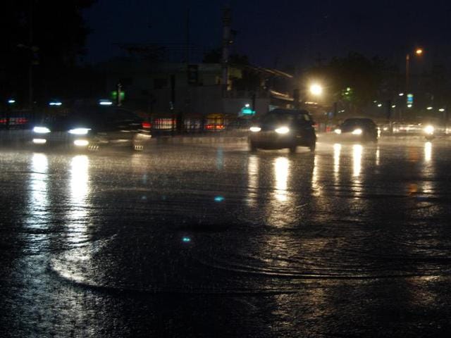 Indore and its neighbouring districts, including Dewas, Ujjain, Barwani, Burhanpur and Khandwa, received rains for the second consecutive day on Wednesday.(Arun Mondhe/HT photo)