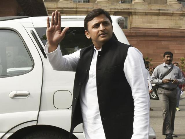 Those protected by the NSG like Uttar Pradesh chief minister Akhilesh Yadav are entitled to a bullet-proof vehicle, two escort vehicles and around 40 personnel each.(Hindustan Times) Those protected by the NSG like Uttar Pradesh chief minister Akhilesh Yadav are entitled to a bullet-proof vehicle, two escort vehicles and around 40 personnel each.(Hindustan Times)