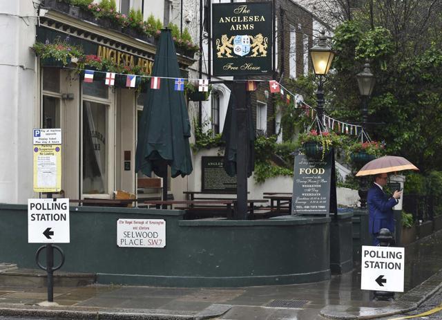 A man carries an umbrella outside a polling station for the Referendum on the European Union in west London in Britain on June 23, 2016. (REUTERS) A man carries an umbrella outside a polling station for the Referendum on the European Union in west London in Britain on June 23, 2016. (REUTERS)