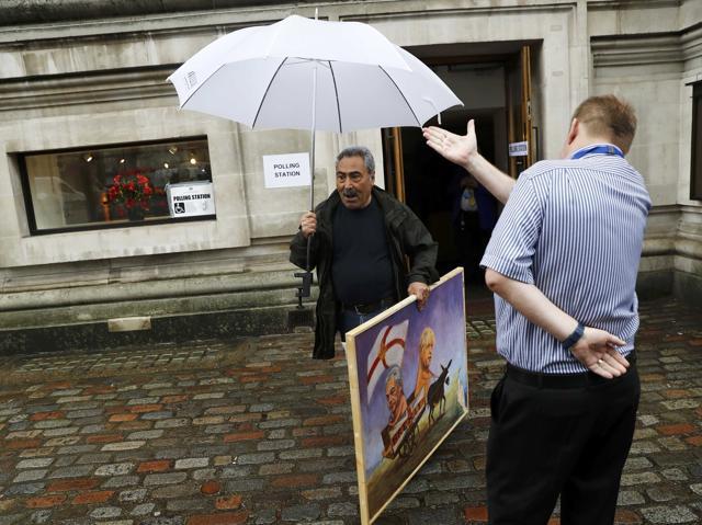 A man carries a painting outside a polling station for the Referendum on the European Union in north London in Britain on June 23, 2016. (REUTERS) A man carries a painting outside a polling station for the Referendum on the European Union in north London in Britain on June 23, 2016. (REUTERS)