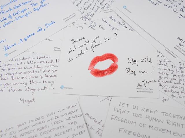 Pro-remain campaigners from "Operation Croissant", a French pro-EU group, hand out postcards written by Parisians urging people in the UK to vote to remain in the EU, to commuters at Kings Cross Station in London. (AFP Photo) 