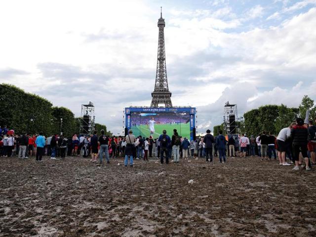 Fans watch the Euro 2016 Group D football match between the Czech Republic and Croatia on a giant screen at the fan zone on Champ de Mars by the Eiffel Tower. (AFP Photo) 