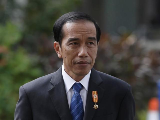Indonesian President Joko Widodo waits for Finnish President Sauli Niinisto at the presidential palace in Jakarta November 3, 2015. REUTERS/Beawiharta/Files Indonesian President Joko Widodo waits for Finnish President Sauli Niinisto at the presidential palace in Jakarta November 3, 2015. REUTERS/Beawiharta/Files