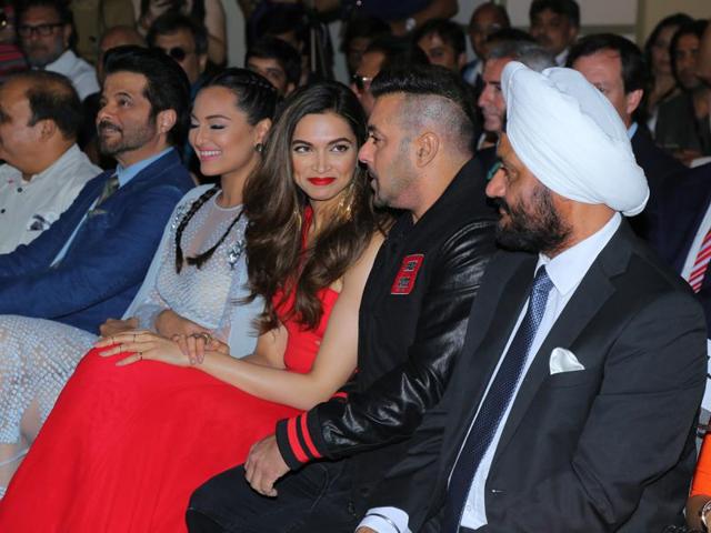 Salman Khan and Deepika Padukone chat up as Sonakshi Sinha and Anil Kapoor watch the IIFA press meet in Madrid, Spain. (IIFA) 