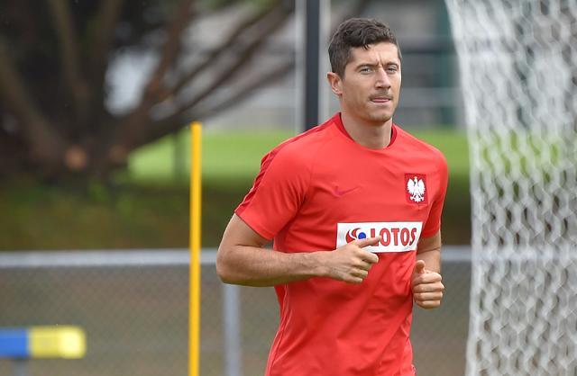 Poland's forward Robert Lewandowski takes part in a training session in La Baule. (AFP Photo)