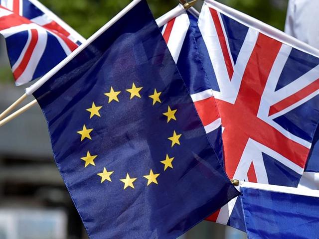 British students hold the UK Union flags and European Union flags in front of the European Parliament in Brussels, Belgium June 23, 2016.(REUTERS) British students hold the UK Union flags and European Union flags in front of the European Parliament in Brussels, Belgium June 23, 2016.(REUTERS)