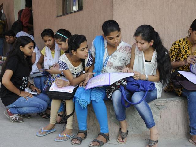 DU received a total of 1,24,940 applications from Delhi followed by UP with 50,246 and Haryana with 33,766.(HT file photo)