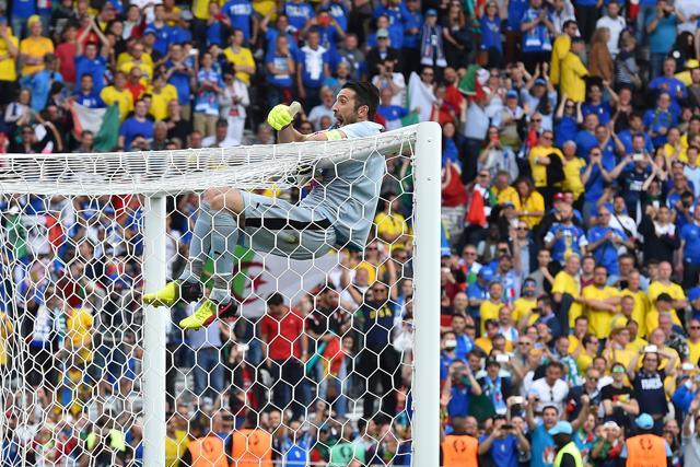 Italy's goalkeeper Gianluigi Buffon celebrates after the Euro 2016 group E football match between Italy and Sweden at the Stadium Municipal in Toulouse. (AFP Photo)