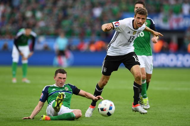 Northern Ireland's midfielder Oliver Norwood, Germany's midfielder Thomas Mueller and Northern Ireland's midfielder Corry Evans vie for the ball.. (AFP Photo) Northern Ireland's midfielder Oliver Norwood, Germany's midfielder Thomas Mueller and Northern Ireland's midfielder Corry Evans vie for the ball.. (AFP Photo)