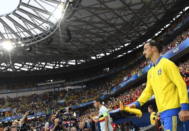 Sweden's forward Zlatan Ibrahimovic (right) arrives at the pitch before the Euro 2016 group E football match between Sweden and Belgium at the Allianz Riviera stadium in Nice. (AFP Photo)
