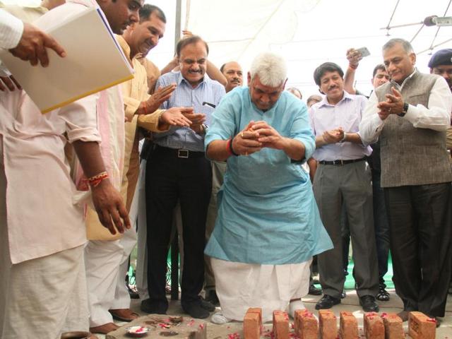 Minister of State for Railways Manoj Sinha performs the ceremony as General Singh (right) looks on. (Sakib Ali/HT Photo) Minister of State for Railways Manoj Sinha performs the ceremony as General Singh (right) looks on. (Sakib Ali/HT Photo)