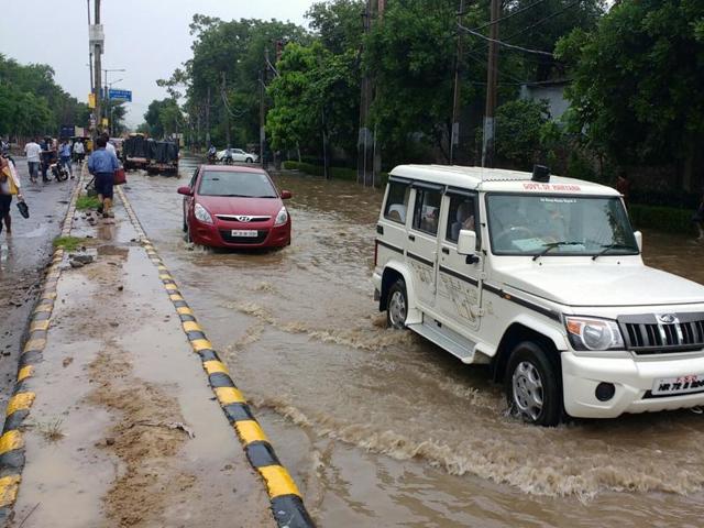 The meteorological department has predicted that the monsoon is likely to hit the city by June 28-29. (HT File Photo) The meteorological department has predicted that the monsoon is likely to hit the city by June 28-29. (HT File Photo)