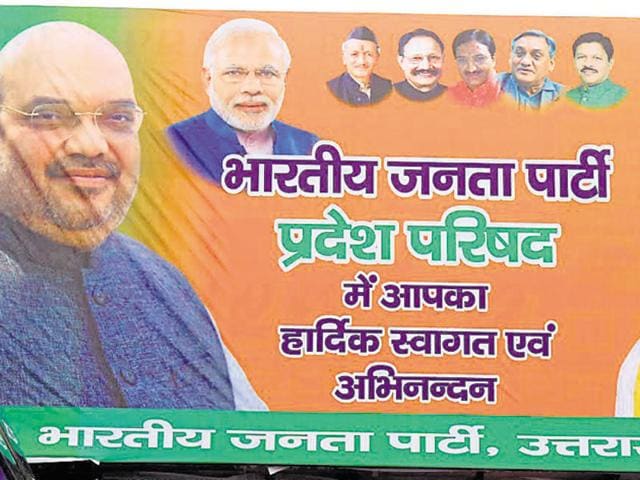 Former Congress chief minister and now BJP leader Vijay Bahuguna’s photo figures in a BJP hoarding in Haldwani. (HT Photo)
