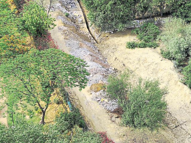 Environmentalists too are of the opinion that hat the dumping of garbage in the natural drain and in green cover area is leading to health issues and destroying(Abhinav Saha/HT Photo) Environmentalists too are of the opinion that hat the dumping of garbage in the natural drain and in green cover area is leading to health issues and destroying(Abhinav Saha/HT Photo)