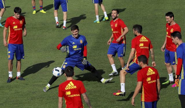 Spain's goalkeeper Iker Casillas (centre left) controls the ball surrounded by teammates during a training session at the Sports Complex Marcel Gaillard in Saint Martin de Re in France. (AP Photo) Spain's goalkeeper Iker Casillas (centre left) controls the ball surrounded by teammates during a training session at the Sports Complex Marcel Gaillard in Saint Martin de Re in France. (AP Photo)