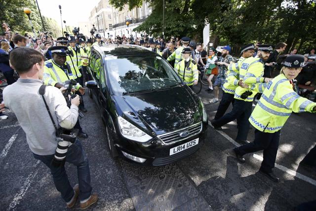 Police form a protective cordon around a car carrying leave campaign leader Boris Johnson as he leaves his home after Britain voted to leave the European Union in London, June 24, 2016. (Reuters Photo) Police form a protective cordon around a car carrying leave campaign leader Boris Johnson as he leaves his home after Britain voted to leave the European Union in London, June 24, 2016. (Reuters Photo)