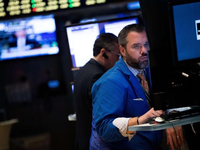 Traders and financial professionals work on the floor of the New York Stock Exchange. (AFP Photo)
