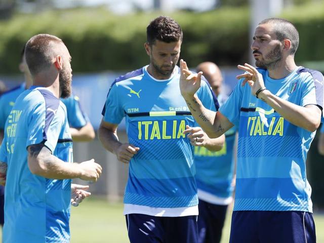 Italy's Leonardo Bonucci, right, talks with his teammate Daniele De Rossi, left, as they attend a training session. (AP Photo) Italy's Leonardo Bonucci, right, talks with his teammate Daniele De Rossi, left, as they attend a training session. (AP Photo)