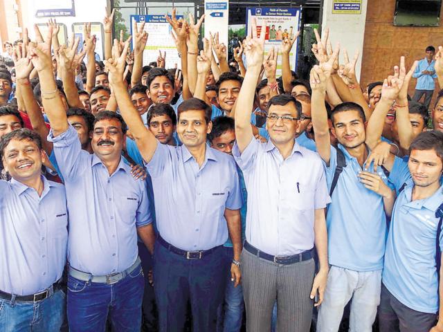 Students and teachers in Kota share a light moment after the JEE Mains rankings were declared. (AH Zaidi/ HT Photo) Students and teachers in Kota share a light moment after the JEE Mains rankings were declared. (AH Zaidi/ HT Photo)