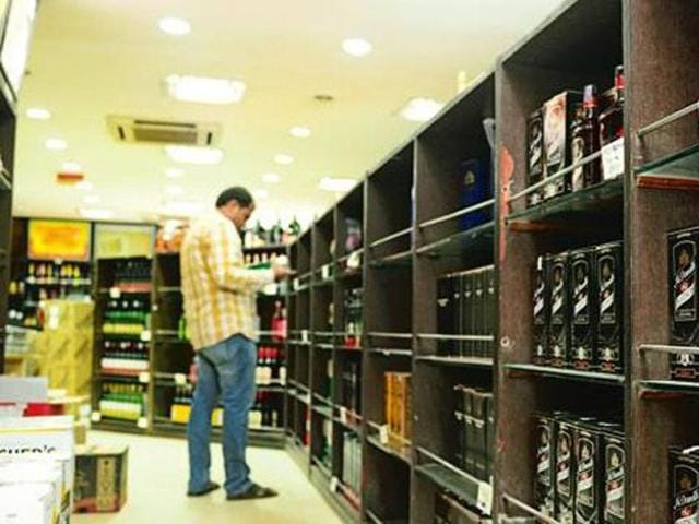 The liquor contracts were awarded by Katni collector Prakash Jangre for the financial year 2016-17 and were cancelled on April 25, 2016 by the excise department.(Representational picture)