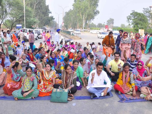 Members of Nurses and Ancillary Staff Union blocking the Patiala-Sangrur national highway on Thursday.(Bharat Bhushan/HT Photo)