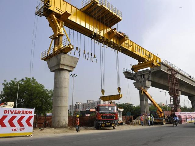The high-speed Metro project is aimed at connecting Greater Noida’s Bodaki industrial area with Indira Gandhi international airport in Delhi.(SUNIL GHOSH/HT FILE PHOTO) The high-speed Metro project is aimed at connecting Greater Noida’s Bodaki industrial area with Indira Gandhi international airport in Delhi.(SUNIL GHOSH/HT FILE PHOTO)