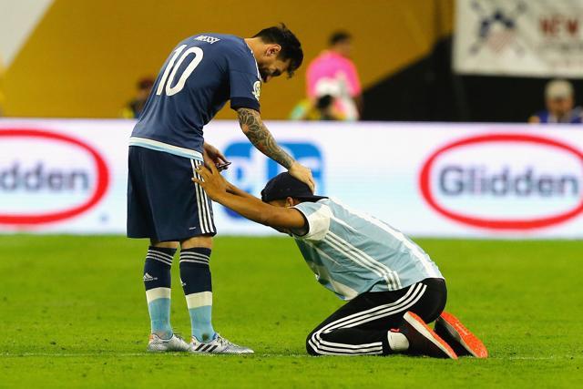 Lionel Messi of Argentina interacts with a fan who ran onto the field prior to the start of the second half during a 2016 Copa America Centenario semifinal match between Argentina and the United States at NRG Stadium in Houston, Texas. (AFP Photo)