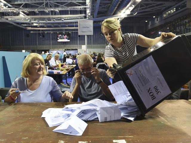 Workers begin counting ballots after polling stations closed in the Referendum on the European Union in Glasgow, Scotland, Britain on Thursday.(Reuters)