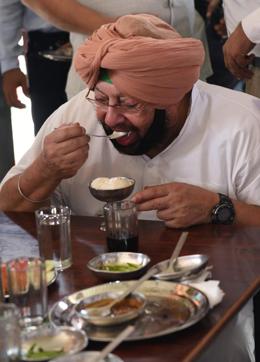 Capt having sweets at a roadside dhaba in Zirakpur on Thursday. (Sanjeev Sharma/HT Photo)
