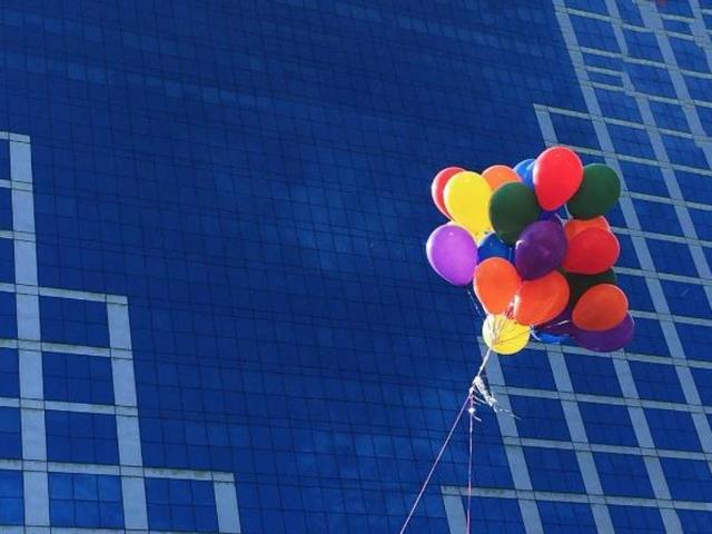 Balloons of a feather, flock together. Spotted at Paulista Avenue in Sao Paulo, Brazil. (Instagram/thalilouise)