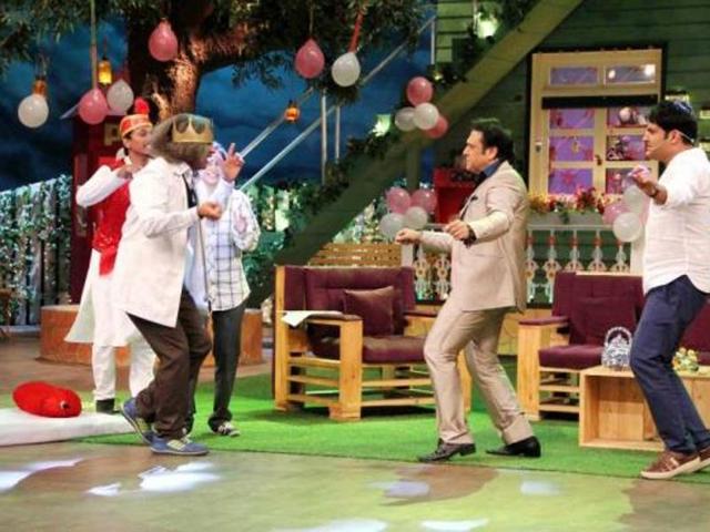 Govinda grooves along with Kapil. Sumona and Sunil Grover on the sets. (Twitter)