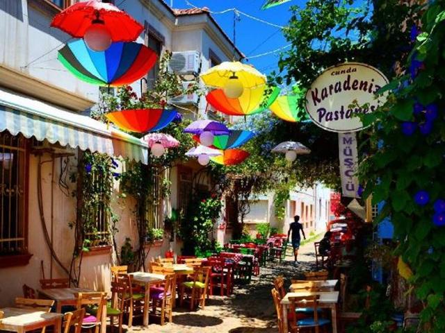 Who else wants to have a nice brunch at this place in Cunda Adasi, Ayvalik, Turkey? (Instagram/ilker.w)