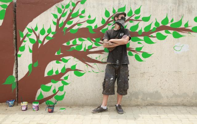 Swen Simon, an artist from Paris, in front of his painting. (Amal KS/HT)