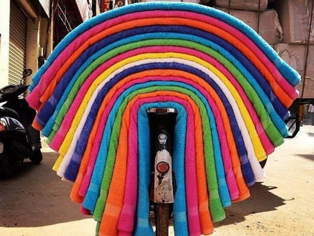 A towel vendor on a cycle in Vadodara, Gujrat. (Instagram/nikhilraunak)