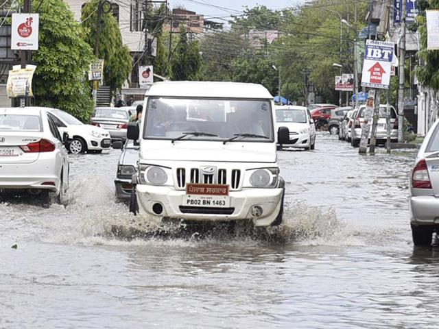 Commuters face problems as roads turn into pools due to waterlogging in Amritsar. (Gurpreet Singh/HT Photo) Commuters face problems as roads turn into pools due to waterlogging in Amritsar. (Gurpreet Singh/HT Photo)