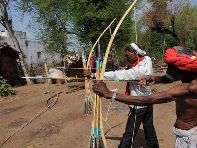 Bheel and Bhilala archers refrain from using their thumbs while releasing an arrow from a bow.(Praveen Bajpai/HT Photo) Bheel and Bhilala archers refrain from using their thumbs while releasing an arrow from a bow.(Praveen Bajpai/HT Photo)