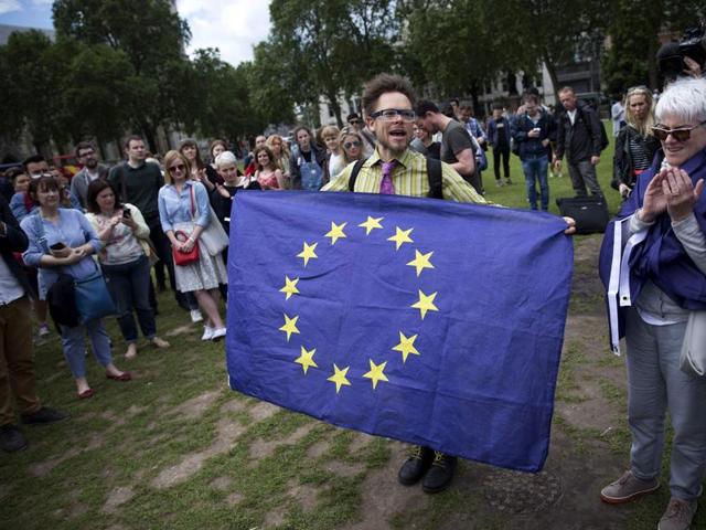 A demonstrator holds an EU flag as he speaks during a protest against the outcome of the UK's June 23 referendum on the European Union (EU), in central London on June 25, 2016. (AFP) A demonstrator holds an EU flag as he speaks during a protest against the outcome of the UK's June 23 referendum on the European Union (EU), in central London on June 25, 2016. (AFP)