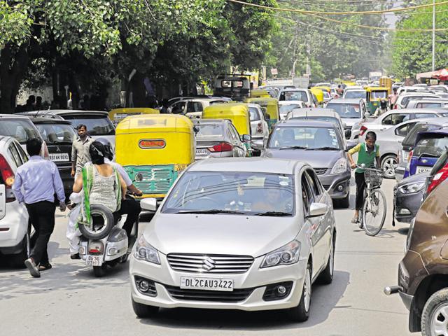 New Delhi: Heavy traffic jam at Malviya Nagar in New Delhi on Saturday. (Sanchit Khanna/Hindustan Times) New Delhi: Heavy traffic jam at Malviya Nagar in New Delhi on Saturday. (Sanchit Khanna/Hindustan Times)