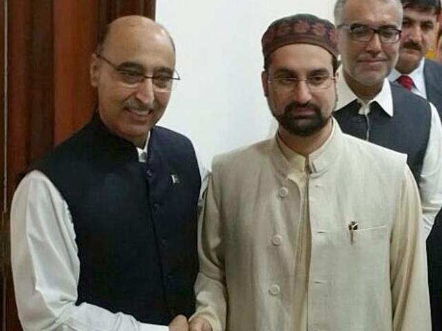 File photo of Pakistan high commissioner to India Abdul Basit with Hurriyat chairman Mirwaiz Umar Farooq.(HT File Photo)