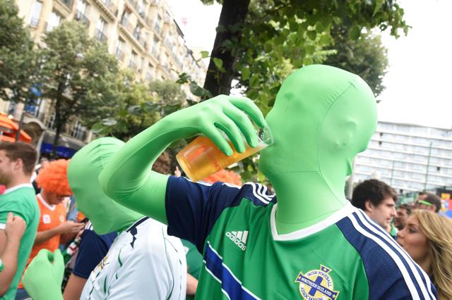 Northern Ireland fans drink beer on June 21, 2016 in Paris, ahead of the Euro 2016 football tournament match opposing Northern Ireland to Germany. (AFP photo) Northern Ireland fans drink beer on June 21, 2016 in Paris, ahead of the Euro 2016 football tournament match opposing Northern Ireland to Germany. (AFP photo)