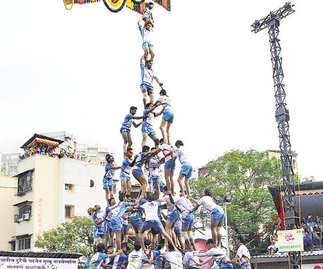 A Govinda mandal forms nine tier to win a prize in the dahi handi celebrations in Thane in August 2014.(HT File Photo)