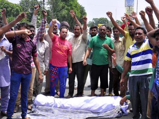 The family members of deceased Ravi Kumar protesting against Punjab Police in front of Rajindra Hospital in Patiala on Friday. (HT Photo) The family members of deceased Ravi Kumar protesting against Punjab Police in front of Rajindra Hospital in Patiala on Friday. (HT Photo)